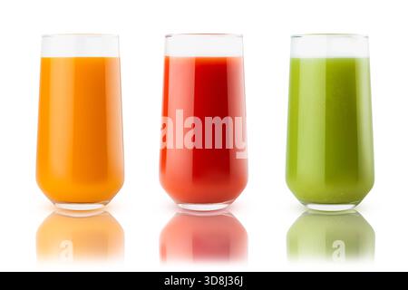 Helle Gemüsesäfte in verschiedenen Farben in Gläsern, isoliert auf weißem Hintergrund. Karottensaft, Tomatensaft, Spinatsaft. Sortiment mit drei Gläsern Stockfoto