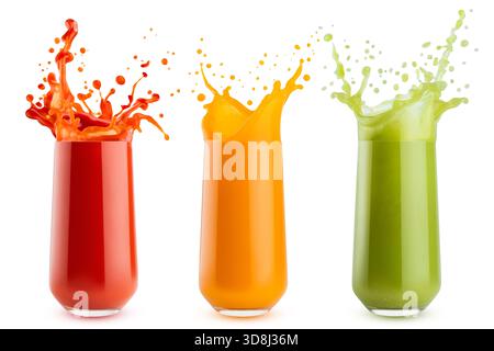 Frische Gemüsesäfte in verschiedenen Farben mit Spritzern - orange, rot, grün in Gläsern, isoliert. Set mit drei Gläsern. Gesunde Bio-Getränke. Stockfoto