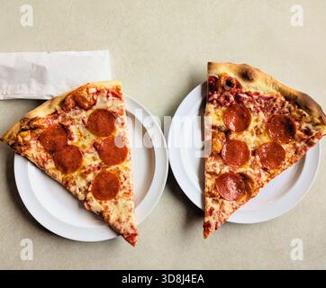 Zwei Scheiben Pizza mit Serviette Stockfoto