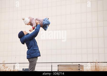Vater und Tochter genießen einen spielerischen Moment, zeigen Liebe und Verbundenheit der Familie Stockfoto