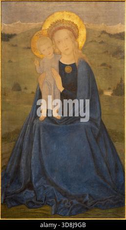 BAD REICHENHALL, DEUTSCHLAND - 8. SEPTEMBER 2025: Madonnengemälde in der Kirche St. Nikolaus von Angelicus Jos. Maria Beckert (1932). Stockfoto