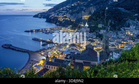Amalfi - Amalfiküste - das Stadtbild mit der Küste in der Abenddämmerung. Stockfoto