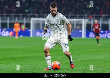 Mario Gila von der SS Lazio wurde 2025/26 während des Fußballspiels der Serie A zwischen dem AC Mailand und der SS Lazio im San Siro Stadion in Mailand gesehen Stockfoto