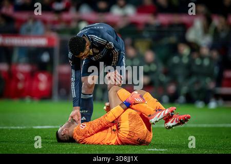 Jude Bellingham (Real Madrid CF) und Torhüter Paulo Gazzaniga (Girona FC) wurden beim La Liga EA Sports Spiel zwischen Girona FC und Real Madrid im Estadi Municipal de Montilivi gesehen. Endergebnis: Girona FC 1:1 Real Madrid. (Foto: Felipe Mondino / SOPA Images/SIPA USA) Stockfoto