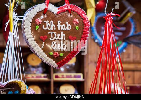 Ich hab dich lieb lebkuchenherz auf einem deutschen Weihnachtsmarkt. Ich liebe dich Ginerbread-Herz. Eine romantische Geste zum Valentinstag, Jubiläen, Paar Stockfoto