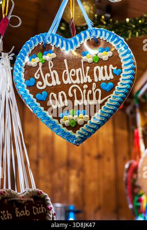 Ich denk nur an dich lebkuchenherz auf einem deutschen weihnachtsmarkt. Lebkuchenherz mit der romantischen Botschaft, die ich nur an dich denke. Blau und weiß Stockfoto