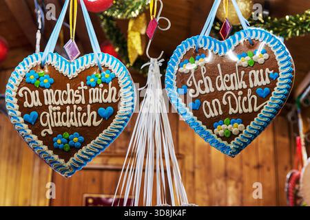 Du machst mich glücklich und ich denk nur an dich (du machst mich glücklich, ich denke an deine Botschaften auf Deutsch) lebkuchenherzen hängen Seite an Seite in A Stockfoto