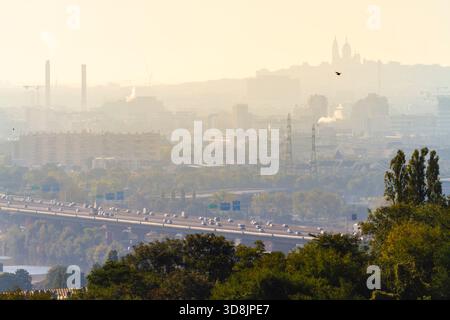 Frankreich, Ile-de-France, Paris. Autobahn A15. Basilika Sacre-Coeur am Butte Montmartre. Zwei große Schornsteine in Saint-Ouen-sur-seine. Auf der rechten Seite, en Stockfoto