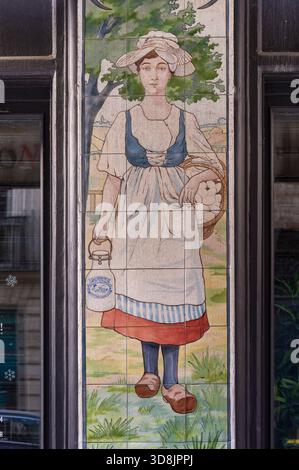 Frankreich. Paris. 9. Arrondissement. Rue Rougemont. Ehemalige Creamerie, jetzt ein Restaurant. Keramikfliesen schmücken die Ladenfront. * Frankreich. Paris. 9. Arr Stockfoto