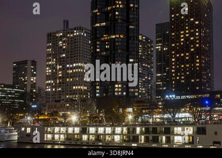 Frankreich, Paris, 75, 15. Bezirk, Quai de Grenelle, vor de seine-Gebäuden, Nacht. Stockfoto