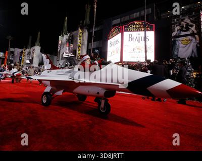 Los Angeles, USA. November 2025 30. Die Teilnehmer marschieren auf dem Hollywood Boulevard während der 93. Jährlichen Hollywood Christmas Parade am 30. November 2025 in Los Angeles, Kalifornien, USA. Quelle: Qiu Chen/Xinhua/Alamy Live News Stockfoto