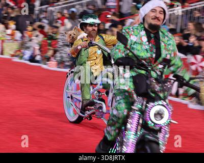 Los Angeles, USA. November 2025 30. Die Teilnehmer marschieren auf dem Hollywood Boulevard während der 93. Jährlichen Hollywood Christmas Parade am 30. November 2025 in Los Angeles, Kalifornien, USA. Quelle: Qiu Chen/Xinhua/Alamy Live News Stockfoto