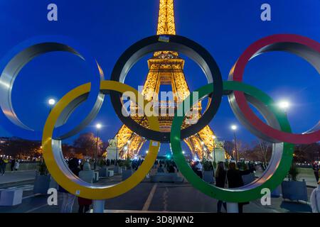 Frankreich, Ile-de-France, Paris, 7. Arrondissement, Olympische Ringe vor dem Eiffelturm, 7. Arrondissement, Olympische Ringe vor dem Eiffel Stockfoto