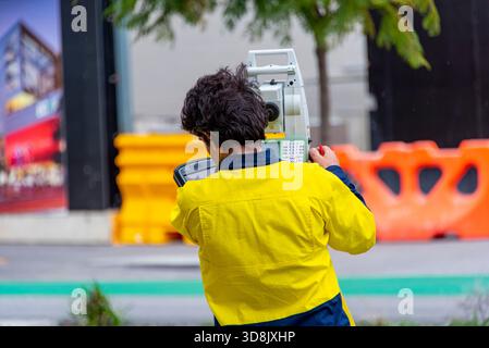 Ziviler Surveyor in der Stadt Stockfoto