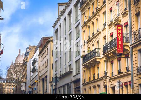 France, Ile-de-France, Paris, 9. Bezirk, rue Turgot, Hotel Riviera Paris, Sacré-Cœur im Hintergrund Stockfoto