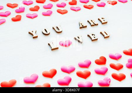 Valentinstag Hintergrund, rote Herzen und Inschrift, die Sie auf dem weißen hölzernen Hintergrund lieben, St. Valentinstag Konzept Stockfoto