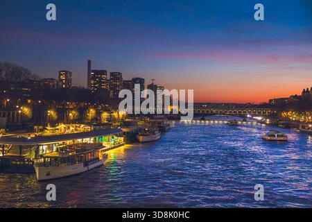 Frankreich, Ile-de-France, Paris, 7. Arrondissement. Port de la Bourdonnais. Im Hintergrund die Bir-Hakeim-Brücke und die Skyline von Beaugrenelle. Stockfoto