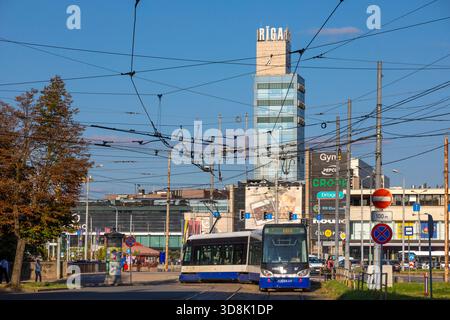 Europa, Lettland, Riga, eine Straßenbahn mit dem Hauptbahnhofturm im Hintergrund Stockfoto