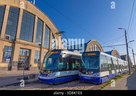 Europa, Lettland, Riga, Central Market und Straßenbahnen Stockfoto