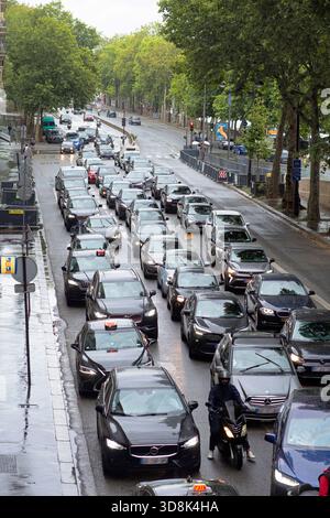 Frankreich, Paris, 75, 16. Bezirk, Avenue du President Kennedy, Traffic, Juli 2025. Stockfoto