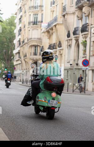 Frankreich, Paris, 75, 16. Arrondissement, Avenue du President Kennedy, Pärchen, die Yego Elektroroller fahren, Juli 2025. Stockfoto