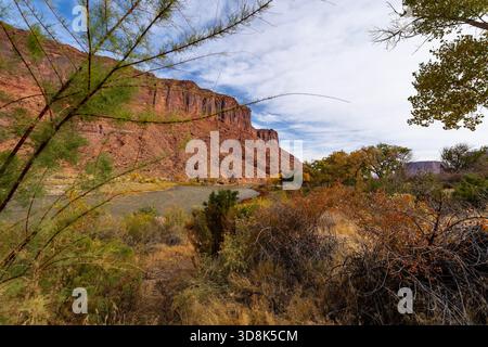 Luftaufnahmen von Utahs faszinierenden Felsformationen, die die atemberaubenden geologischen Wunder des Bundesstaates entlang des Colorado River einfangen. Stockfoto