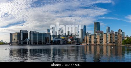 Ein Bild der modernen Apartments und Büros auf der Isle of Dogs und Canary Wharf vom Millwall Outer Dock aus gesehen. Stockfoto