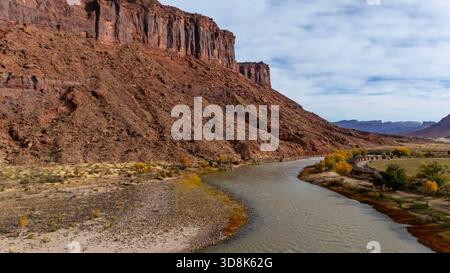Luftaufnahmen von Utahs faszinierenden Felsformationen, die die atemberaubenden geologischen Wunder des Bundesstaates entlang des Colorado River einfangen. Stockfoto