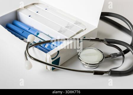 Ozempic Insulininjektions-Pen oder Insulinpatronen-Pen für Diabetiker. Medizinische Geräte für Diabetesvorsteher. Stockfoto