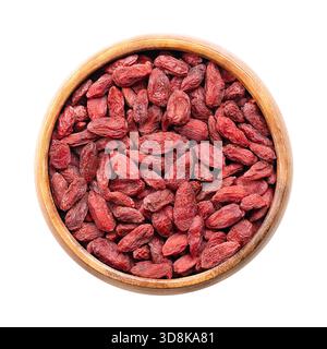 Getrocknete Goji-Beeren, in einer Holzschale. Auch bekannt als chinesische Wolfsbeere, rotes Medlar und Ehebrübe. Leuchtend orange-rote süße Früchte. Stockfoto