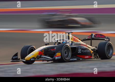 2025 Lusail FIA Formel 2 , Doha, Katar - Leonardo Fornaroli hat den Formel-2-Titel 2025 dank Rang 2 im Katar Feature-Rennen gewonnen. Stockfoto