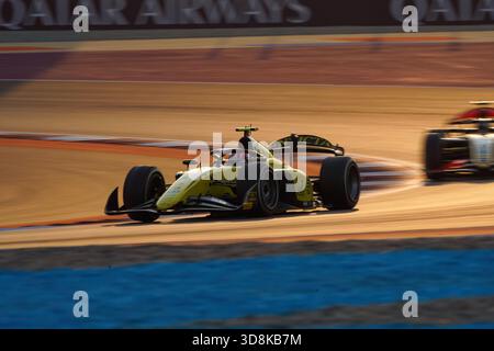 2025 Lusail FIA Formel 2 , Doha, Katar - Leonardo Fornaroli hat den Formel-2-Titel 2025 dank Rang 2 im Katar Feature-Rennen gewonnen. Stockfoto