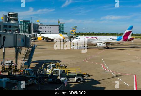 Düsseldorf, Nordrhein-Westfalen, Deutschland - Flughafen Düsseldorf, Flugzeuge Eurowings und Condor am Terminal mit Flugsicherungsturm. Stockfoto