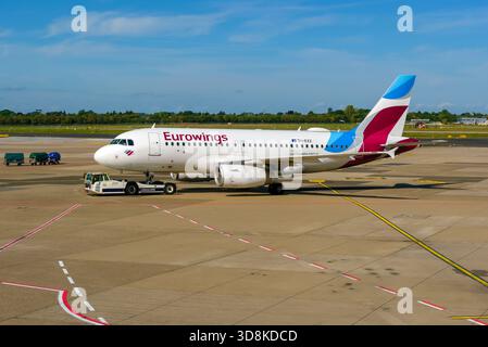 Düsseldorf, Nordrhein-Westfalen, Deutschland - Flughafen Düsseldorf, Eurowings-Flugzeuge werden von Lufthansa LEO auf dem Vorfeld in Richtung Start- und Landebahn, PUS, geschleppt Stockfoto