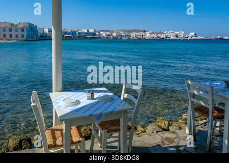 Mykonos, Kykladen, Griechenland - kleine malerische Taverne direkt am Wasser, am Hafen in der Altstadt von Mykonos, Mykonos Chora. Mykonos BE Stockfoto