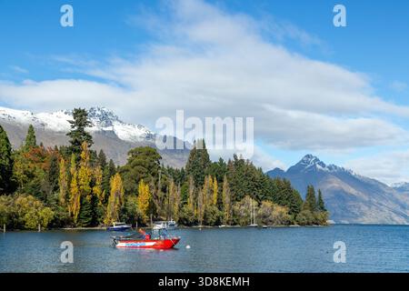 Der Blick von Queenstown Uferpromenade in Richtung Queenstown Gardens über Lake Wakatipu mit Cecil Peak und Walter Peak im Hintergrund. Stockfoto