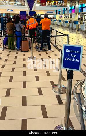 Internationaler Flughafen Kapstadt, Kapstadt, Südafrika, 29. November 2025: Check-in in der Warteschlange für Flüge in der Business-Klasse Stockfoto