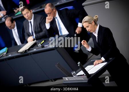 Alice Weidel, Friedrich Merz - Bundestag DEU, Deutschland, Deutschland, Berlin, 26.11.2025 Rede von Alice Weidel , Fraktionsvorsitzende der AfD Alternative für Deutschland vor der Regierungsbank mit Bundeskanzler Friedrich Merz CDU , Lars Klingbeil , Bundesfinanzminister und Vizekanzler SPD , und Alexander Dobrindt , Bundesinnenminister CSU v.r.n.l. waehrend der Debatte zum Haushalt im Plenum , 43. Sitzung der 21. Legislaturperiode im Plenarsaal Deutscher Bundestag in Berlin Deutschland. Die Debatten ueber den Etat des Kanzleramts werden traditionell zur Generalaussprache ueber die Stockfoto