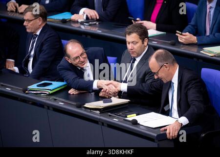 Lars Klingbeil, Friedrich Merz - Bundestag DEU, Deutschland, Deutschland, Berlin, 26.11.2025 Regierungsbank mit Bundeskanzler Friedrich Merz CDU , Lars Klingbeil , Bundesfinanzminister und Vizekanzler SPD , und Alexander Dobrindt , Bundesinnenminister CSU v.r.n.l. waehrend der Debatte zum Haushalt im Plenum , 43. Sitzung der 21. Legislaturperiode im Plenarsaal Deutscher Bundestag in Berlin Deutschland. Die Debatten ueber den Etat des Kanzleramts werden traditionell zur Generalaussprache ueber die Politik der Bundesregierung genutzt en: Regierungsbank mit Bundeskanzler Friedri Stockfoto