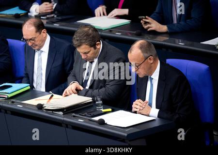 Lars Klingbeil, Friedrich Merz - Bundestag DEU, Deutschland, Deutschland, Berlin, 26.11.2025 Regierungsbank mit Bundeskanzler Friedrich Merz CDU , Lars Klingbeil , Bundesfinanzminister und Vizekanzler SPD , und Alexander Dobrindt , Bundesinnenminister CSU v.r.n.l. waehrend der Debatte zum Haushalt im Plenum , 43. Sitzung der 21. Legislaturperiode im Plenarsaal Deutscher Bundestag in Berlin Deutschland. Die Debatten ueber den Etat des Kanzleramts werden traditionell zur Generalaussprache ueber die Politik der Bundesregierung genutzt en: Regierungsbank mit Bundeskanzler Friedri Stockfoto
