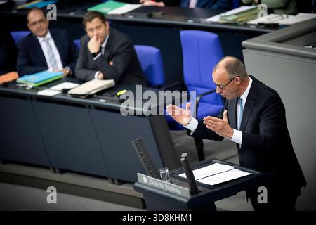 Lars Klingbeil, Friedrich Merz - Bundestag DEU, Deutschland, Deutschland, Berlin, 26.11.2025 Regierungsbank mit Bundeskanzler Friedrich Merz CDU , Lars Klingbeil , Bundesfinanzminister und Vizekanzler SPD , und Alexander Dobrindt , Bundesinnenminister CSU v.r.n.l. waehrend der Debatte zum Haushalt im Plenum , 43. Sitzung der 21. Legislaturperiode im Plenarsaal Deutscher Bundestag in Berlin Deutschland. Die Debatten ueber den Etat des Kanzleramts werden traditionell zur Generalaussprache ueber die Politik der Bundesregierung genutzt en: Regierungsbank mit Bundeskanzler Friedri Stockfoto
