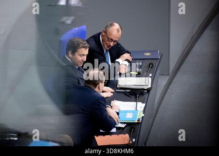 Lars Klingbeil, Friedrich Merz - Bundestag DEU, Deutschland, Deutschland, Berlin, 26.11.2025 Regierungsbank mit Bundeskanzler Friedrich Merz CDU , Lars Klingbeil , Bundesfinanzminister und Vizekanzler SPD , und Alexander Dobrindt , Bundesinnenminister CSU v.r.n.l. waehrend der Debatte zum Haushalt im Plenum , 43. Sitzung der 21. Legislaturperiode im Plenarsaal Deutscher Bundestag in Berlin Deutschland. Die Debatten ueber den Etat des Kanzleramts werden traditionell zur Generalaussprache ueber die Politik der Bundesregierung genutzt en: Regierungsbank mit Bundeskanzler Friedri Stockfoto