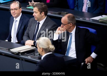 Alice Weidel, Friedrich Merz - Bundestag DEU, Deutschland, Deutschland, Berlin, 26.11.2025 Rede von Alice Weidel , Fraktionsvorsitzende der AfD Alternative für Deutschland vor der Regierungsbank mit Bundeskanzler Friedrich Merz CDU , Lars Klingbeil , Bundesfinanzminister und Vizekanzler SPD , und Alexander Dobrindt , Bundesinnenminister CSU v.r.n.l. waehrend der Debatte zum Haushalt im Plenum , 43. Sitzung der 21. Legislaturperiode im Plenarsaal Deutscher Bundestag in Berlin Deutschland. Die Debatten ueber den Etat des Kanzleramts werden traditionell zur Generalaussprache ueber die Stockfoto