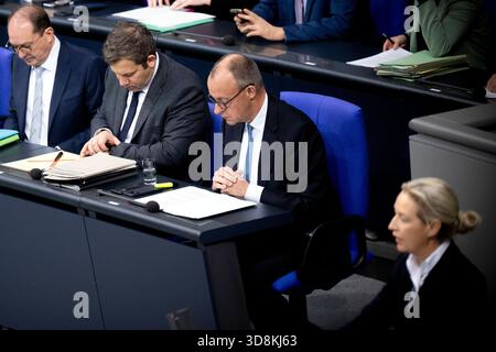 Alice Weidel, Friedrich Merz - Bundestag DEU, Deutschland, Deutschland, Berlin, 26.11.2025 Rede von Alice Weidel , Fraktionsvorsitzende der AfD Alternative für Deutschland vor der Regierungsbank mit Bundeskanzler Friedrich Merz CDU , Lars Klingbeil , Bundesfinanzminister und Vizekanzler SPD , und Alexander Dobrindt , Bundesinnenminister CSU v.r.n.l. waehrend der Debatte zum Haushalt im Plenum , 43. Sitzung der 21. Legislaturperiode im Plenarsaal Deutscher Bundestag in Berlin Deutschland. Die Debatten ueber den Etat des Kanzleramts werden traditionell zur Generalaussprache ueber die Stockfoto