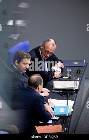 Lars Klingbeil, Friedrich Merz - Bundestag DEU, Deutschland, Deutschland, Berlin, 26.11.2025 Regierungsbank mit Bundeskanzler Friedrich Merz CDU , Lars Klingbeil , Bundesfinanzminister und Vizekanzler SPD , und Alexander Dobrindt , Bundesinnenminister CSU v.r.n.l. waehrend der Debatte zum Haushalt im Plenum , 43. Sitzung der 21. Legislaturperiode im Plenarsaal Deutscher Bundestag in Berlin Deutschland. Die Debatten ueber den Etat des Kanzleramts werden traditionell zur Generalaussprache ueber die Politik der Bundesregierung genutzt en: Regierungsbank mit Bundeskanzler Friedri Stockfoto