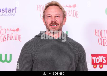 Hollywood, Usa. Dezember 2025. HOLLYWOOD, LOS ANGELES, KALIFORNIEN, USA - NOVEMBER 30: Der US-amerikanische Schauspieler Ian Ziering kommt zur 93. Jährlichen Hollywood Christmas Parade mit Grand Marshal Luke Wilson, der Marine Toys for Tots am 30. November 2025 in Hollywood, Los Angeles, Kalifornien, USA, unterstützt. (Foto: Xavier Collin/Image Press Agency) Credit: Image Press Agency/Alamy Live News Stockfoto