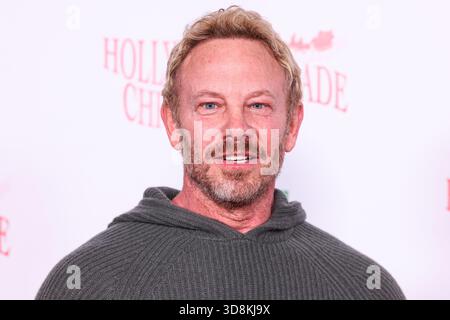 Hollywood, Usa. Dezember 2025. HOLLYWOOD, LOS ANGELES, KALIFORNIEN, USA - NOVEMBER 30: Der US-amerikanische Schauspieler Ian Ziering kommt zur 93. Jährlichen Hollywood Christmas Parade mit Grand Marshal Luke Wilson, der Marine Toys for Tots am 30. November 2025 in Hollywood, Los Angeles, Kalifornien, USA, unterstützt. (Foto: Xavier Collin/Image Press Agency) Credit: Image Press Agency/Alamy Live News Stockfoto