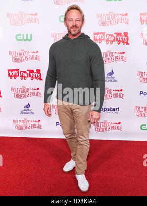 Hollywood, Usa. Dezember 2025. HOLLYWOOD, LOS ANGELES, KALIFORNIEN, USA - NOVEMBER 30: Der US-amerikanische Schauspieler Ian Ziering kommt zur 93. Jährlichen Hollywood Christmas Parade mit Grand Marshal Luke Wilson, der Marine Toys for Tots am 30. November 2025 in Hollywood, Los Angeles, Kalifornien, USA, unterstützt. (Foto: Xavier Collin/Image Press Agency) Credit: Image Press Agency/Alamy Live News Stockfoto