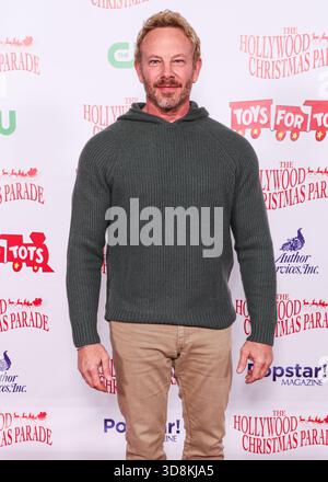 HOLLYWOOD, LOS ANGELES, KALIFORNIEN, USA - NOVEMBER 30: Der US-amerikanische Schauspieler Ian Ziering kommt zur 93. Jährlichen Hollywood Christmas Parade mit Grand Marshal Luke Wilson, der Marine Toys for Tots am 30. November 2025 in Hollywood, Los Angeles, Kalifornien, USA, unterstützt. (Foto: Xavier Collin/Image Press Agency) Stockfoto