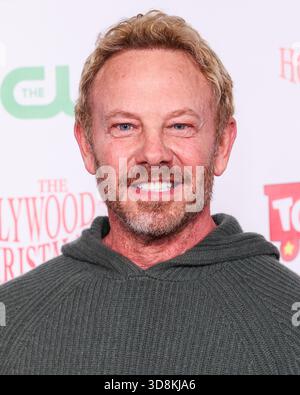 HOLLYWOOD, LOS ANGELES, KALIFORNIEN, USA - NOVEMBER 30: Der US-amerikanische Schauspieler Ian Ziering kommt zur 93. Jährlichen Hollywood Christmas Parade mit Grand Marshal Luke Wilson, der Marine Toys for Tots am 30. November 2025 in Hollywood, Los Angeles, Kalifornien, USA, unterstützt. (Foto: Xavier Collin/Image Press Agency) Stockfoto